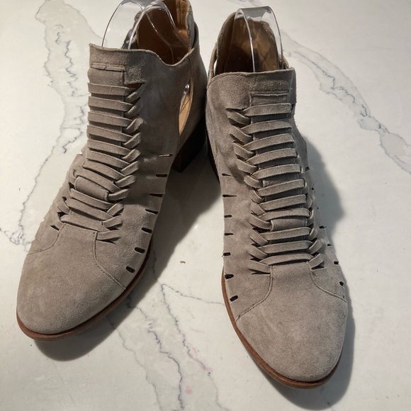 𝅺SAM EDELMAN Sz 9 Suede Crisscross  Cut Out Detail Buckles Stacked Heel Booties - Picture 1 of 15